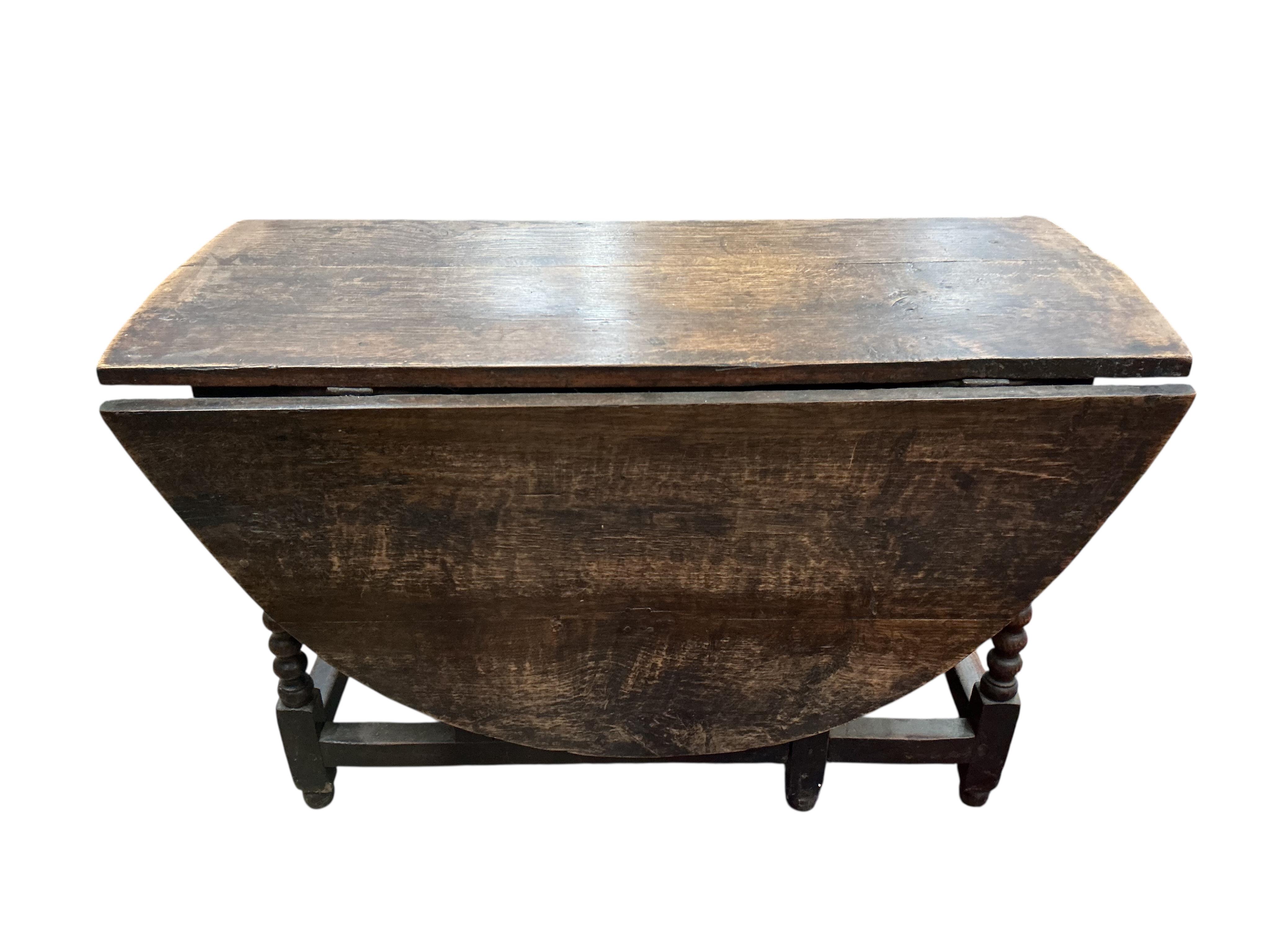 An oak gate leg table, width 120cm, depth 53cm, height 74cm